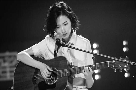 向来低调安静，节目一开场，居然成了乘风破浪的团宠