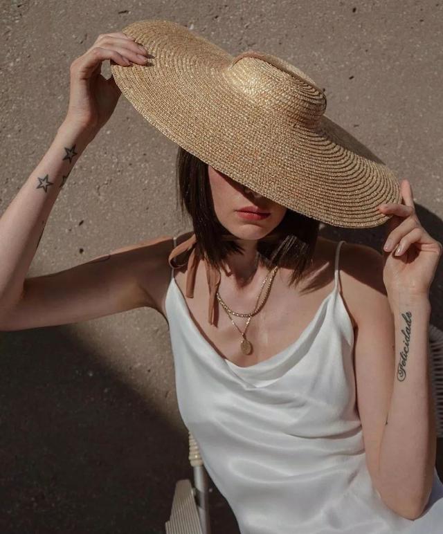 原来“淡漠色系”你早就穿过了！| 时尚