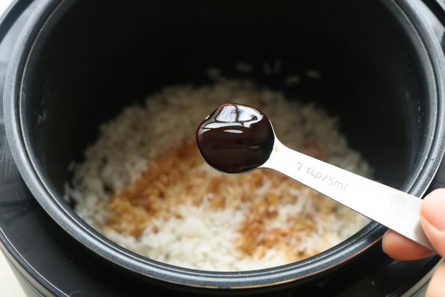 伏天别炒菜了，学会这个懒人焖饭，有菜有肉有饭，太适合懒人了