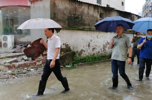 湖北武穴：暴雨猛袭，叶林和住建局党员干部下沉社区合力防汛
