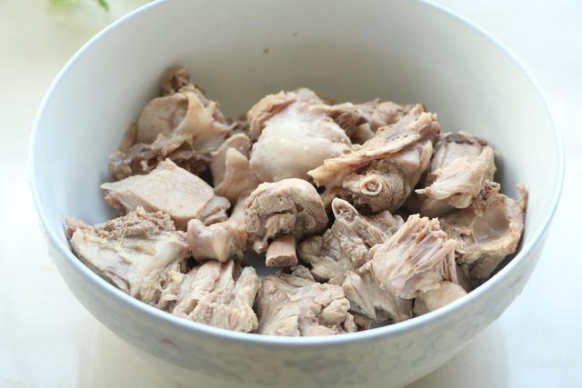 夏天，豬肉牛肉都不如它，便宜又好吃，簡單燉一鍋，花不了幾個錢
