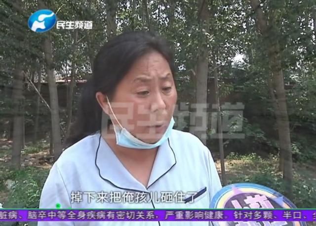 天降钢板砸倒小伙，天价医药费让家属崩溃，负责人：与我们无关