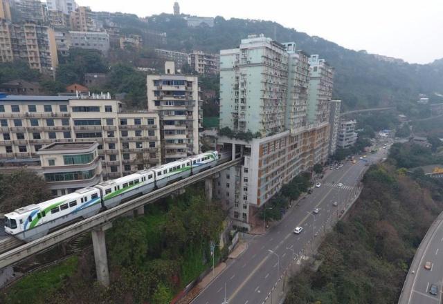 重庆轻轨穿梭居民楼里，会吵到人吗？会不会晃