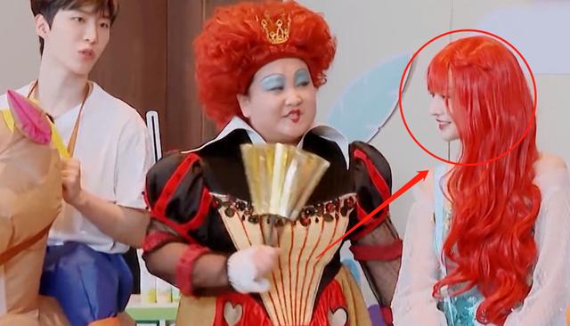 郑爽cos美人鱼，当她与贾玲同框出镜，才懂“巴掌脸”有多优越