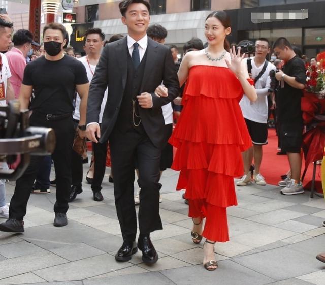 苗苗挺着大孕肚上台阶，谁注意郑恺手上动作？是不是真爱一目了然