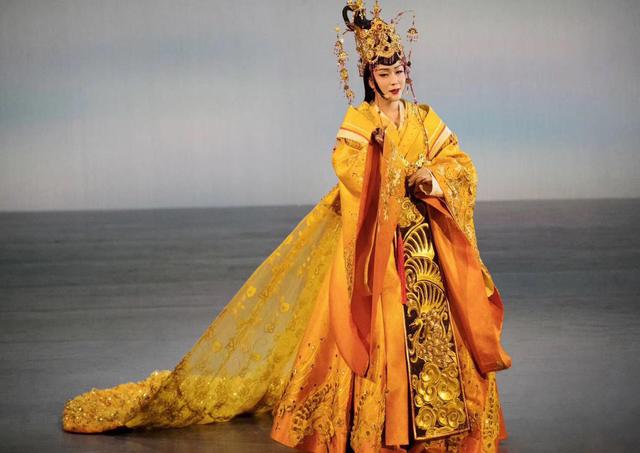導(dǎo)演也追星！頒獎(jiǎng)典禮劉苗苗“表白”李玉剛