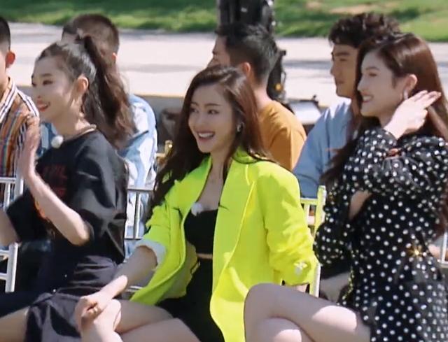 宋妍霏舞台秀热舞，紧身衣尽显好身材，男嘉宾的反应却是认真的？