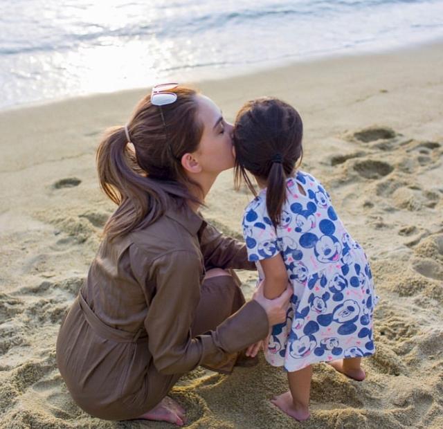 周杰伦女儿近照曝光，侧颜五官精致发量惊人，网友直呼太像昆凌