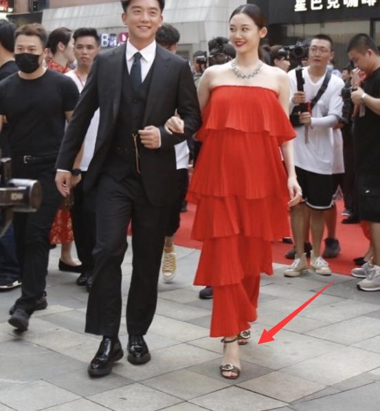 都说苗苗挺大孕肚太辛苦，坐下时，看到郑恺暖心举动，嫉妒了