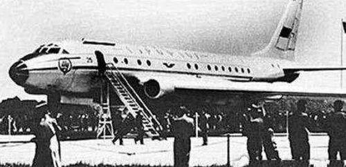 失踪35年的客机重现机场，机上乘客容颜不老，时