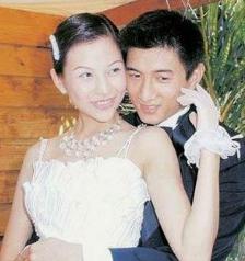 吴奇隆：先抛弃初恋，婚内被"绿"，后娶小17岁娇妻成为人生赢家