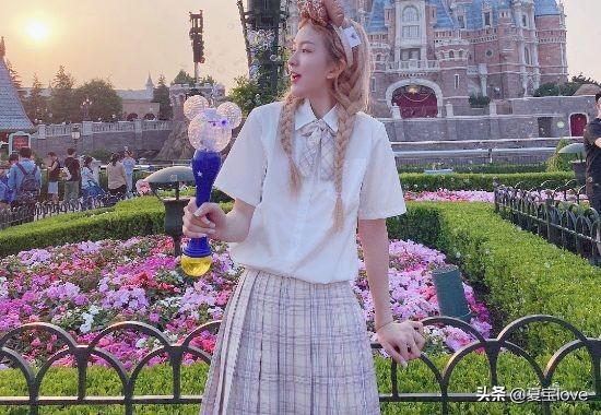 允恩模仿鞠婧祎穿JK拍照，动作表情如出一辙，但效果却完全不同