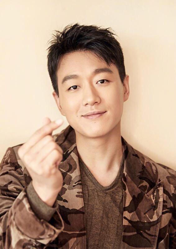 佟大为身后：卧床35年不能动弹的父亲，眼中常年