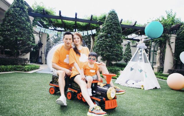 安以轩挺孕肚为1岁儿子庆生，一家三口穿亲子装，室外派对好梦幻