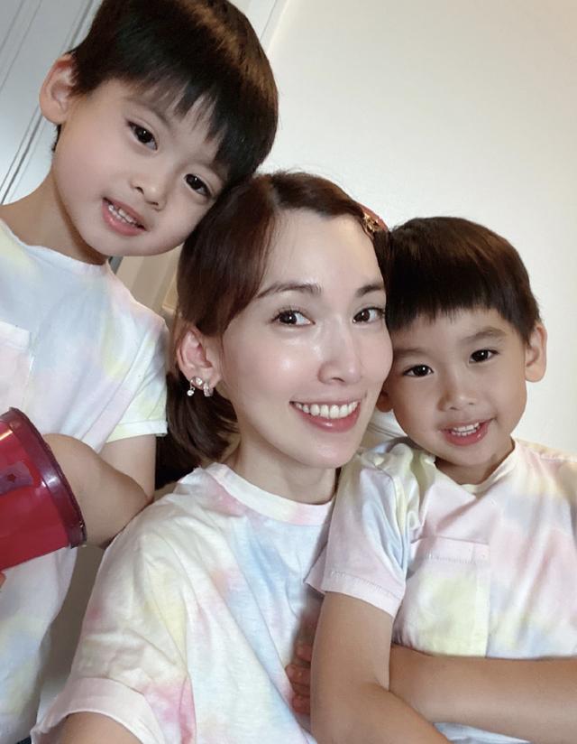 陈若仪与双胞胎儿子合照，穿亲子装合影，老三活泼挡镜头笑容可爱
