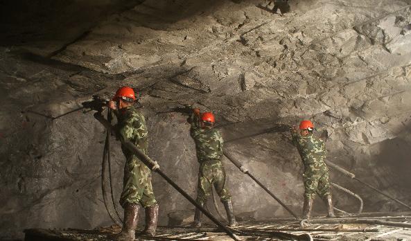 中国最危险的公路，40余名武警在此牺牲，通车第