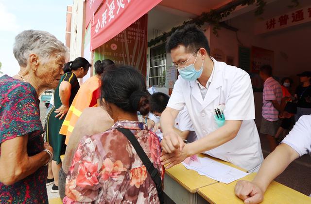 南昌市洪都中医院为受灾群众送医送药