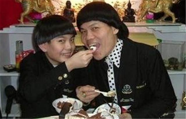 周星驰强捧的丑角，身价过亿被老婆一夜败光，儿子很帅不离不弃