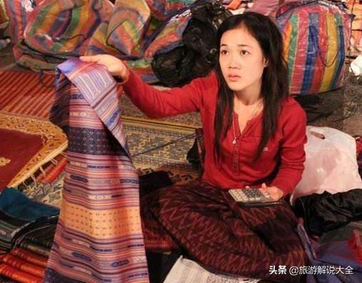 越南美女在中越边境摆摊，贩卖的商品，却让中