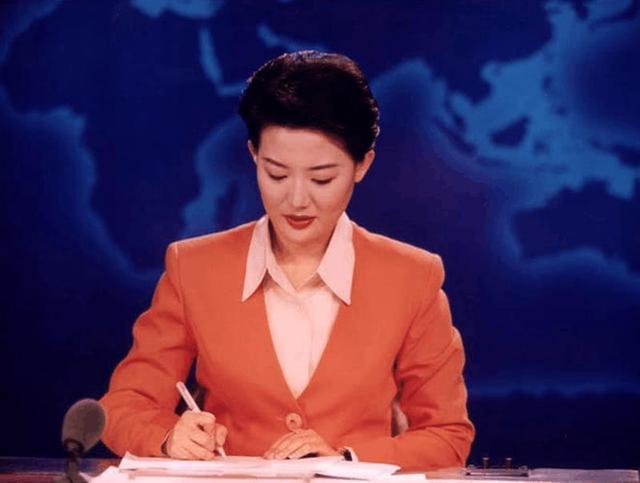 她是央视知名女主播，年近50至今未结婚，独享一