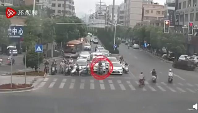 故意|男子骑摩托故意阻挡救护车 群众忍无可忍上前劝说交警罚