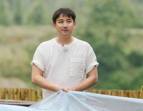 在综艺上如鱼得水的黄磊，被网友吐槽情商低，