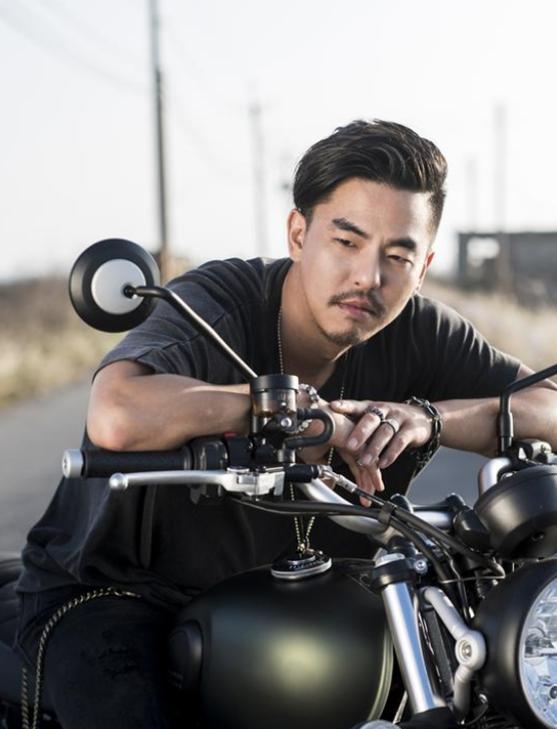 柯有伦官宣妻子怀孕，晒八月孕照合影，分享孕期趣事