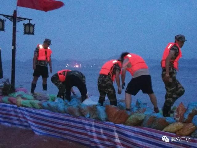 湖北武穴實驗二?。荷钜箠^戰(zhàn)搶險，馳援濱江公園