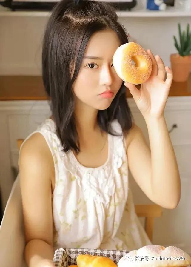 睡衣配上白色袜子，这样的女孩是可爱还是性感？