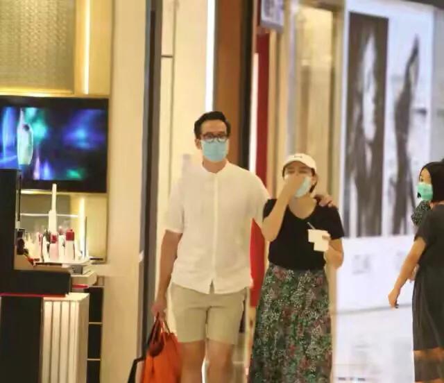 好男人！陈豪睡眠不足仍陪老婆逛街，陈茵媺变吃货调皮又可爱