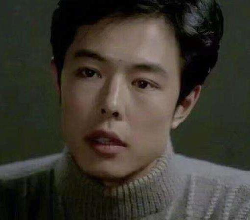 64岁的张铁林：曾有7段感情3个孩子，为何如今仍