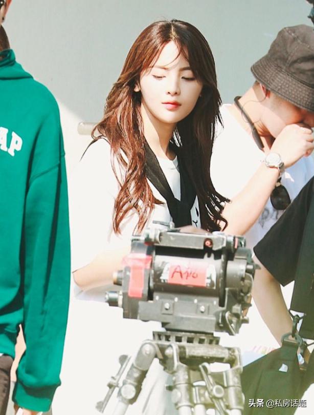 杨超越和鞠婧祎，一个初恋脸，一个高冷脸，你喜欢哪一个