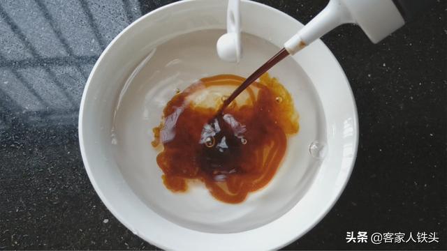腐竹鱼腩煲：一锅夏季超下饭的美味，汁浓味香，米饭都要多煲一点