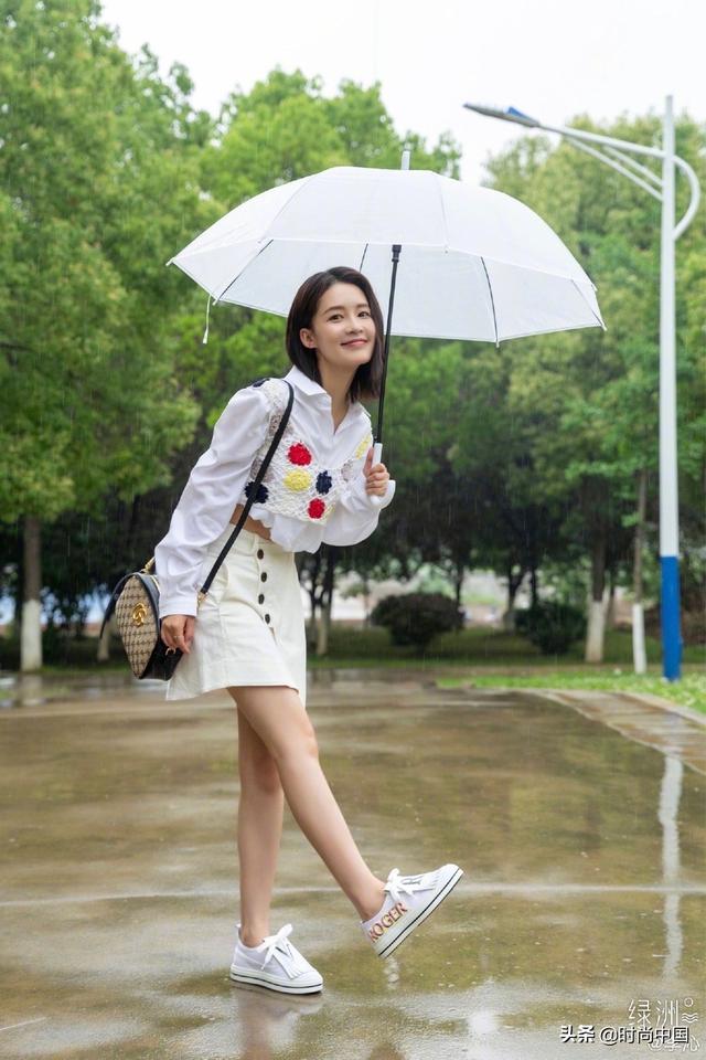 学拍毕业照｜跟李沁、张雨绮、赵露思摆“pose”，用新姿势解锁青春纪念册