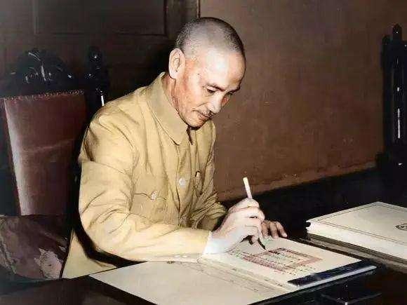 国共三位将领酒后比赛枪法，粟裕第一、陈毅第