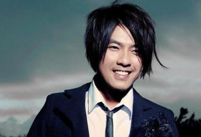 他曾一手捧红林俊杰，却在大火时退出歌坛，如