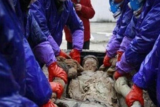 江西农工发现西汉古墓，棺中女尸突然“叹气”