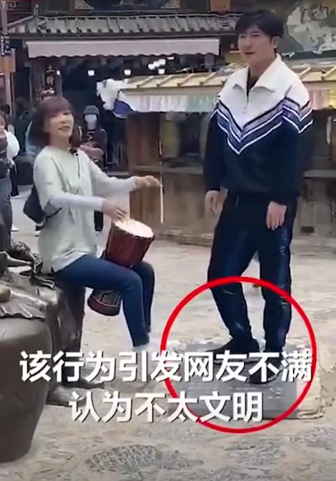 郭京飞王珞丹坐景区雕塑踩石碑，网友吐槽：不文明素质低