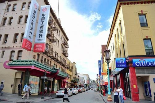 为什么大街上到处都是银行和药店？