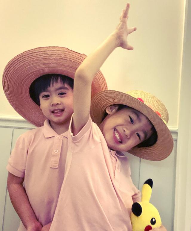 陈若仪晒四年前旧照，Kimi抱着弟弟好暖心，双子星颜值越来越高