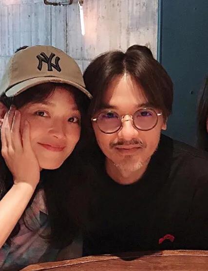 舒淇冯德伦久违秀恩爱，两人贴头同框超甜蜜，和林熙蕾夫妇聚会