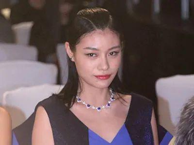 汪峰探班章子怡，女儿醒醒撞脸小苹果，一家三口同框超幸福