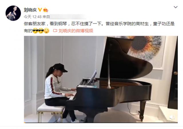 刘晓庆办书法展！65岁的年纪40岁的脸，戴超大翡