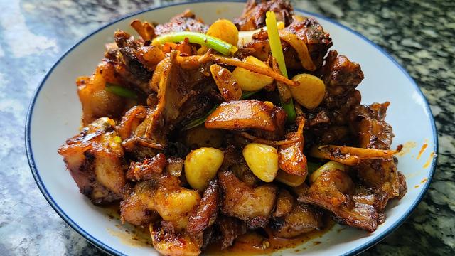 鸡肉这样做味道更香，教你一道蒜香鸡的做法，咸香美味又下饭
