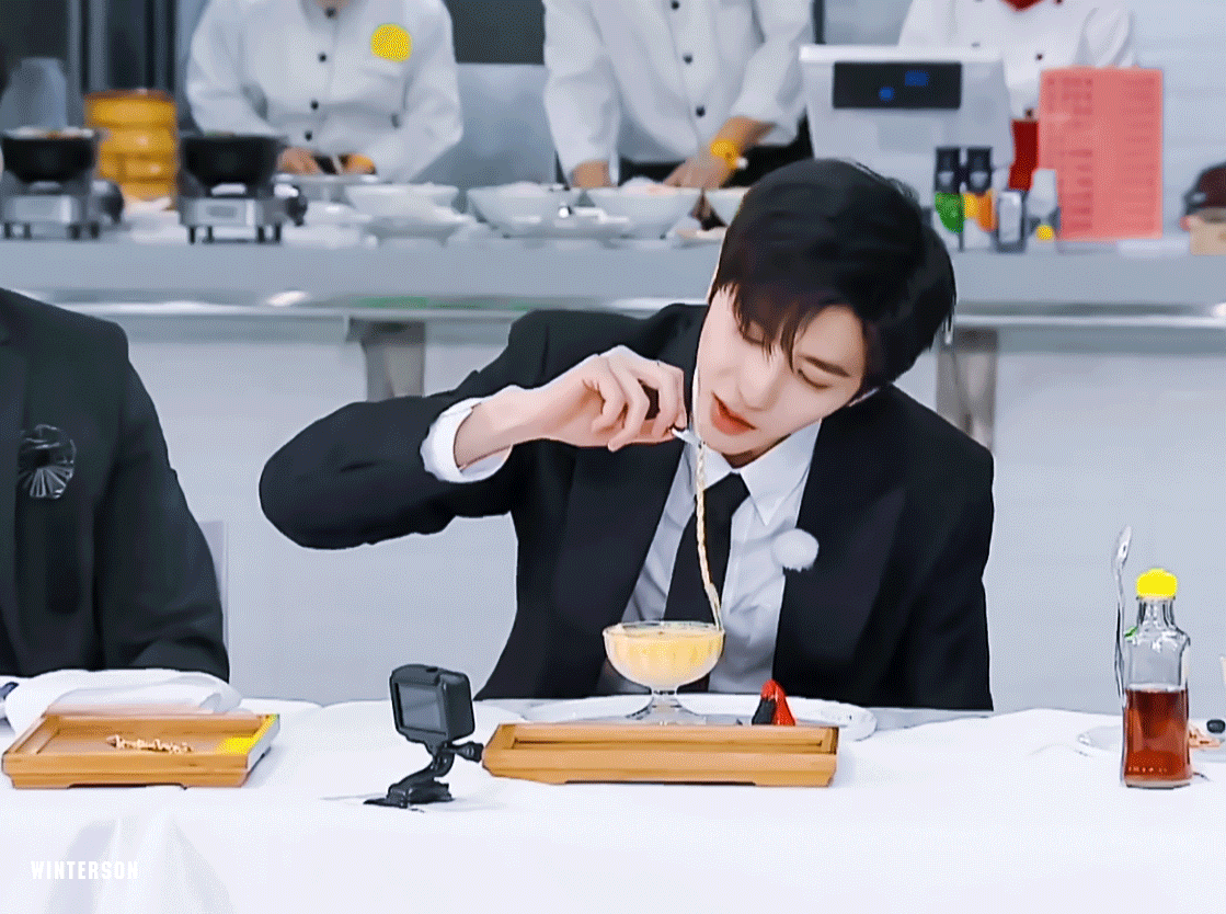 蔡徐坤被沙溢糊弄嗦喽嗦喽链条，这姿势太撩人