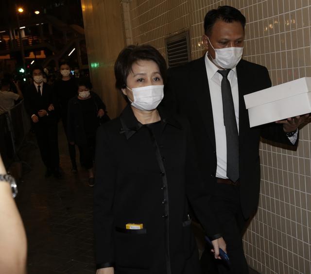 赌王葬礼，何超仪何超莲为什么六神无主，原因