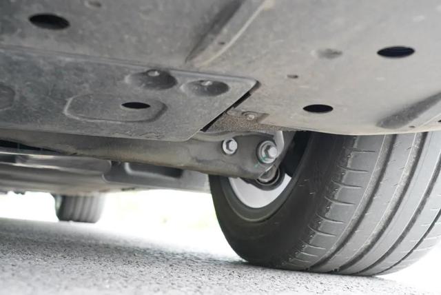 特斯拉慘遭小鵬P7降維打擊，22.99萬起要什么自行車