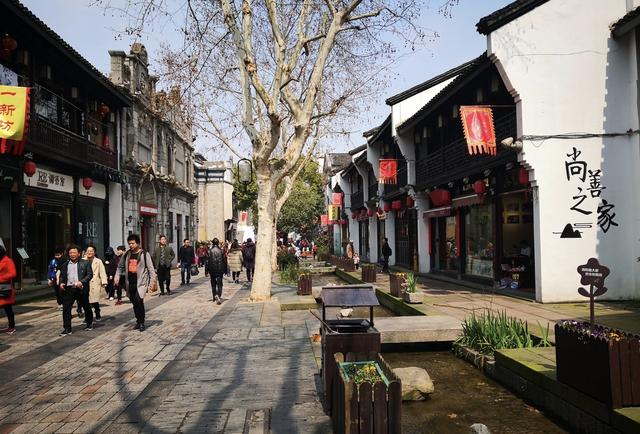 杭州有个皇家古街，古代是杭州CBD，现为4A景点免费开放