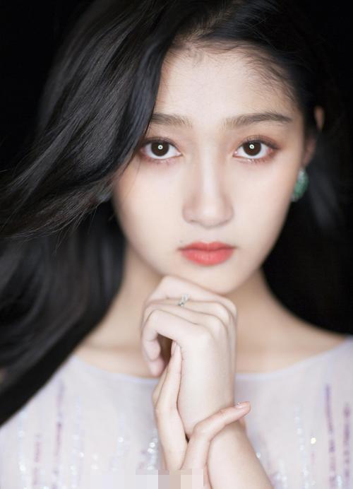 大家吃饺子都是蘸醋，看到关晓彤就着吃的东西，网友：不愧是汉子