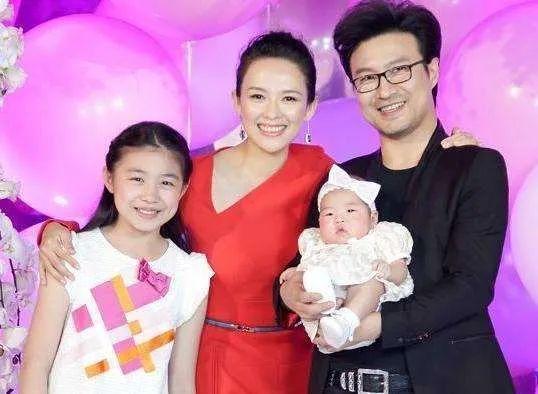 汪峰探班章子怡，女儿醒醒撞脸小苹果，一家三口同框超幸福